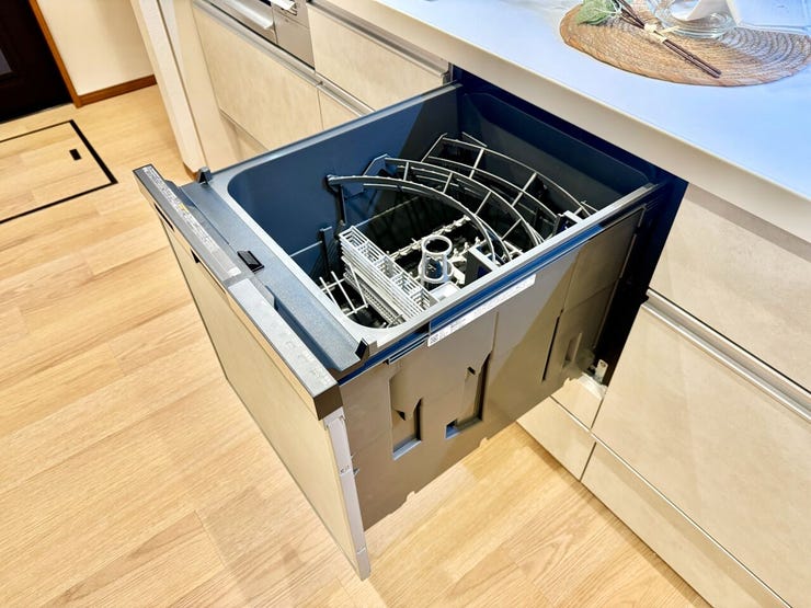 ◇食器洗浄乾燥機◇
洗い物に時間を縛られることが無くなり、空いた時間で他の家事をしたり、ご家族との時間も増えますね。加えて手荒れも防げてしかも節水が高い為、需要の高い設備です。