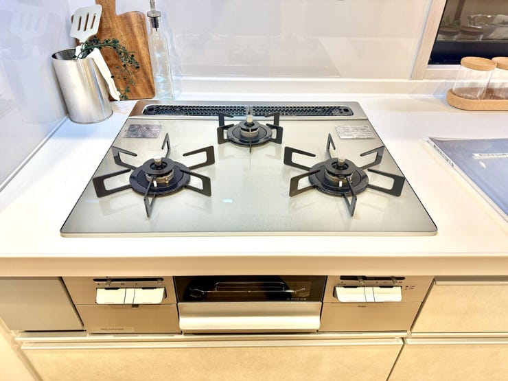 ◇三口コンロ◇
一度にたくさんの調理ができ、朝食の準備もお弁当作りもラクラクです。栄養面や彩りに気を配ると品数も増えますが、広いワークトップなのでたくさん作ってもスペースに余裕があります。