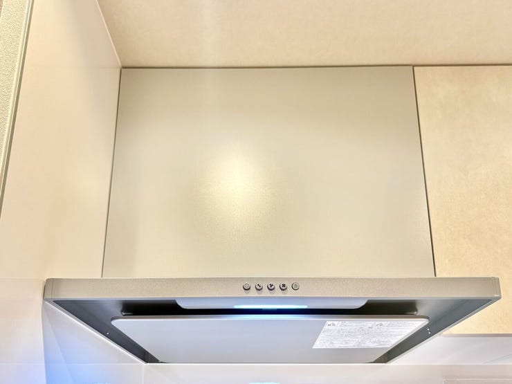 ◇レンジフード◇
スリム型のレンジフードです。デザイン性が高く、おしゃれでスタイリッシュなのに、油汚れがつきにくく、内部に溝や継ぎ目がなく、拭きやすい形状です。