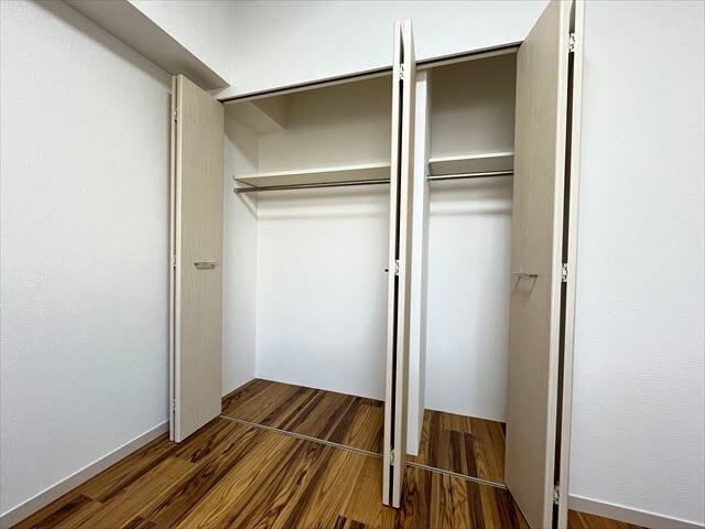 新たに家具を買わなくても良いので、ハンガーパイプ付きのクローゼットは嬉しいですね。