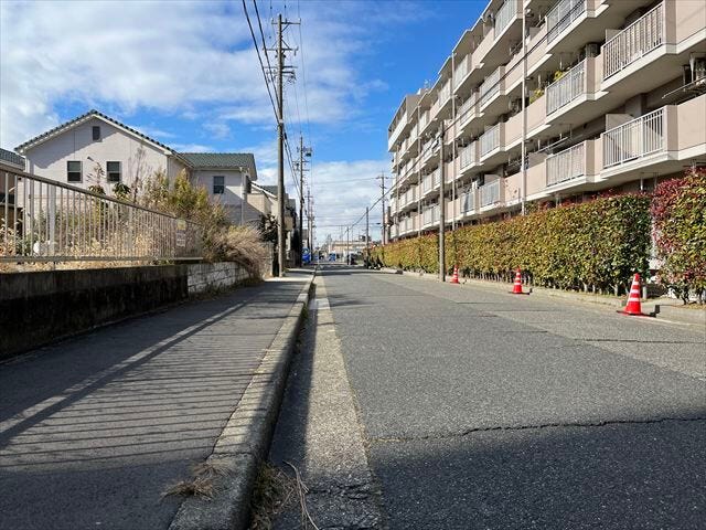 車が余裕を持ってすれ違うことが出来る道幅です。車の出し入れも余裕を持って行うことが出来ます。
