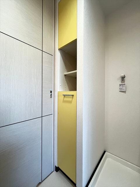 タオルやリネン類をすっきり整理できる便利な収納場所。日常的に使うアイテムを手軽に取り出せ、すぐに使いたいときに便利で快適な生活をサポートしてくれます。