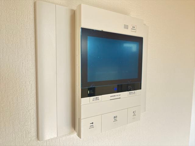 インターホンにモニターが付いているので、玄関まで行かずに来客の対応が出来ます!