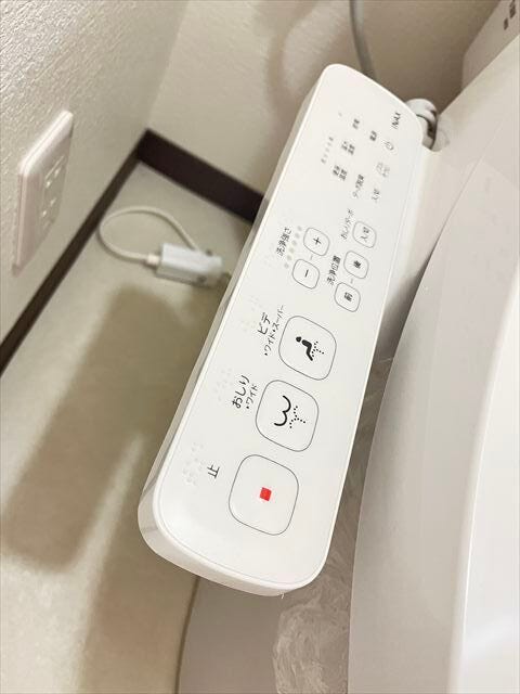 ウォシュレット機能付ですので寒い時期も便座を温かくでき安心して座ることができますね。