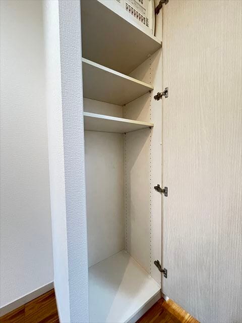 あると嬉しい廊下収納は掃除用品を入れたり、各部屋に収まりきらないものを収納したりと重宝します♪