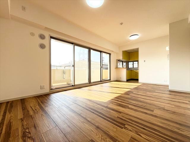 日当たりのよい温かい雰囲気の広々LDKスペースです。ご家族との団欒をこちらでゆったりとお過ごしください。