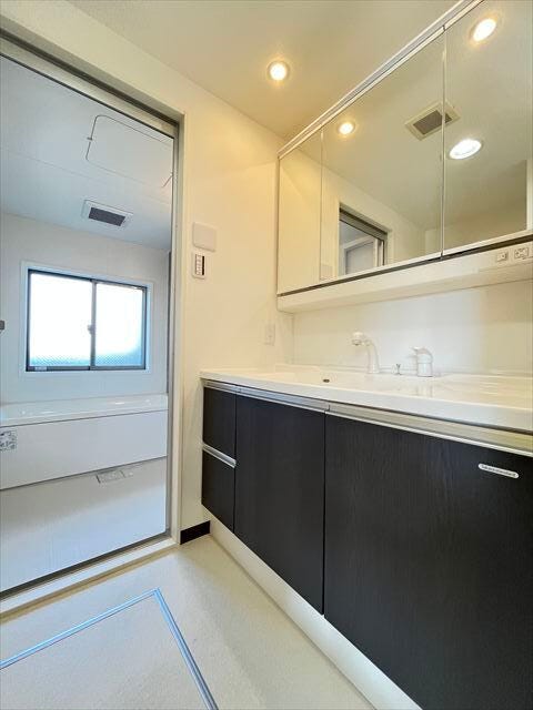 シャワー付洗面化粧台♪洗髪や手洗い洗濯に加え、洗面台のお掃除もしやすくとても便利です♪