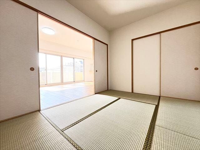 畳のある暮らしが楽しめる和室。リビングとつながる落ち着いた空間です。