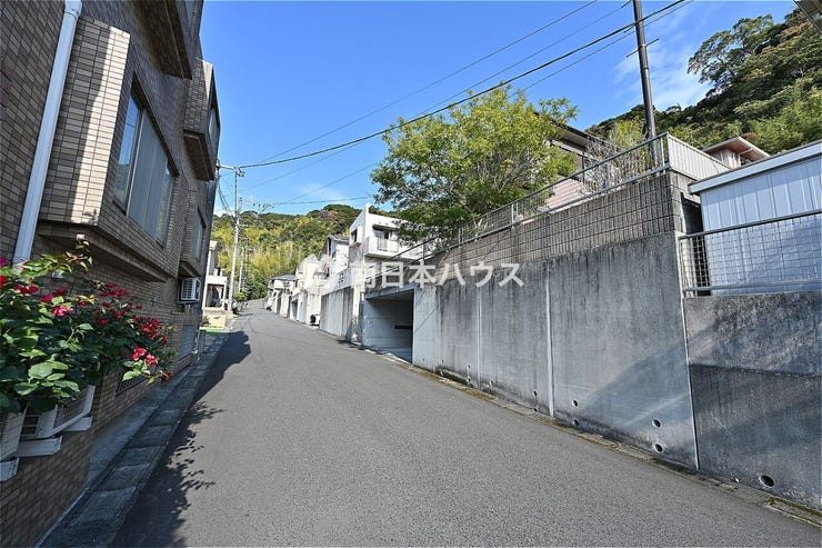 落ち着いた住宅街の前面道路です。