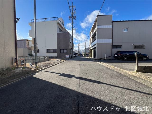 北側前面道路:2台の車がすれ違うことが出来る道幅です。車の出し入れもゆったりとする事が出来ます。