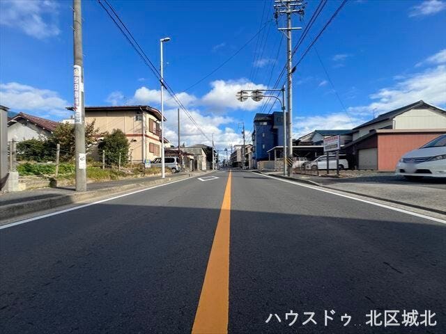 南側前面道路:陽当たり・通風が良いので南側に庭や窓を作りやすくなり、家の中に長時間光を取り込むことが出来ますね。