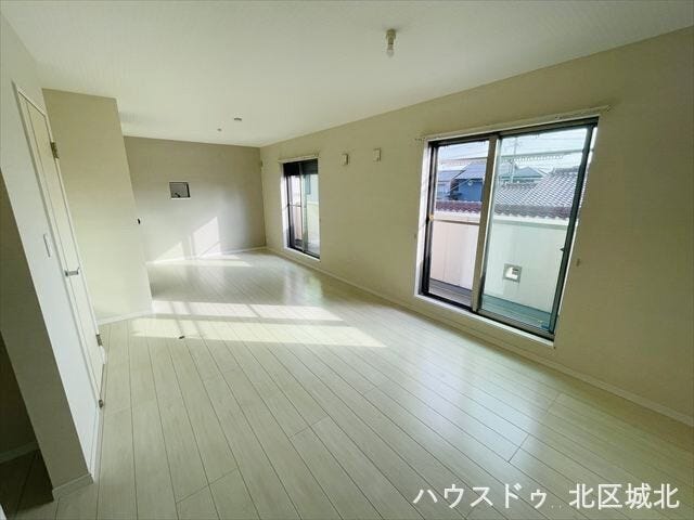 14帖洋室
大きな窓からたっぷりの日差しが入り、明るいお部屋になっています。