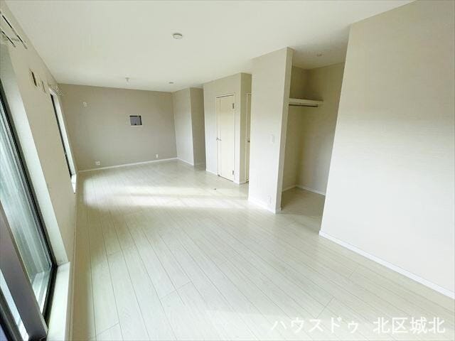 約14帖のゆとりある洋室は将来は間仕切り対応も可能で、家族構成やライフスタイルの変化にも柔軟に対応できます。