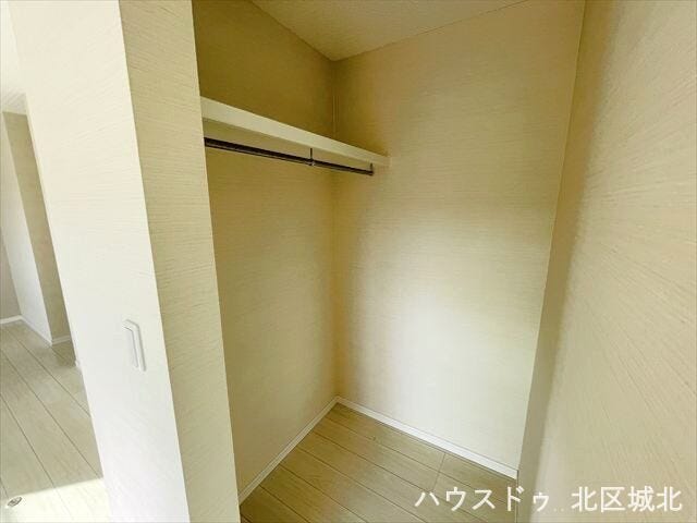 枕棚には鞄などを、ハンガーポールにはお洋服を掛けて収納できますね。ご夫婦分のお洋服も収納できそうなスペースです!