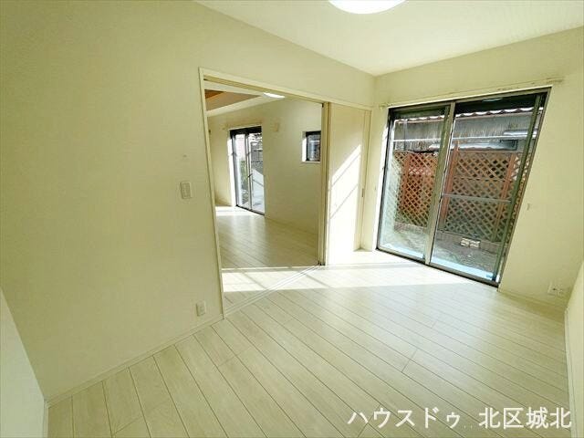 5帖洋室
リビングと繋がることで、開放感があり、家族とのコミュニケーションも取りやすい空間です。多用途に使える便利な部屋です。