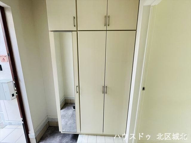 玄関収納には鏡がついているので、お出かけ前の身だしなみもチェックできます。