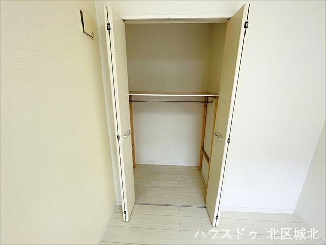 新たに家具を買わなくても良いので、ハンガーパイプ付きのクローゼットは嬉しいですね。