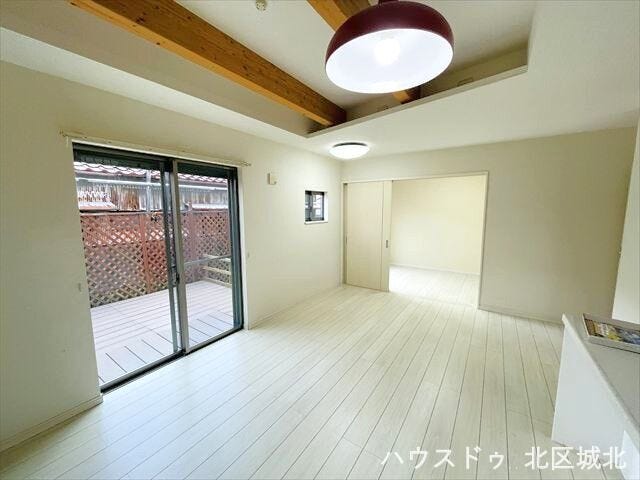 木梁がアクセントの折り上げ天井。開放感あふれる明るいリビングで、家族の時間を心地よく演出します。