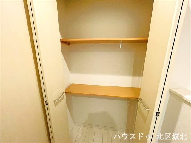 2階廊下収納が二か所付き。納戸に近い感覚で日用品のストック、アルバムやたまにしか見ない書類や掃除道具などの収納に使うのも一つのアイデアですね。