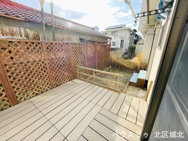 リビングとつながるウッドデッキ。外の空気を感じながら、くつろぎの時間を楽しめます。