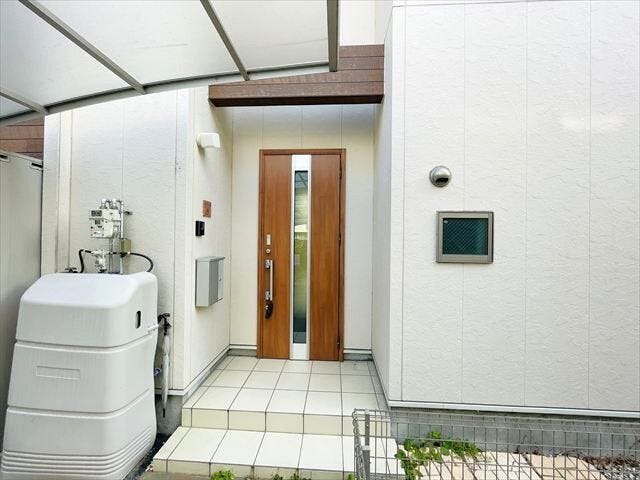 【外観】
名古屋市北区西味鋺5丁目に、3LDKの中古一戸建てが登場。太陽光発電付きで、環境にも家計にもやさしい住まいです。
カーポート付き・駐車3台可能で、ご家族や来客時も安心!