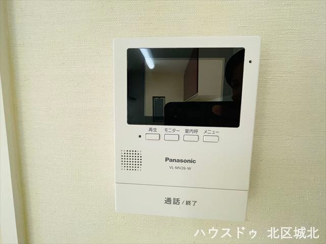 インターホンにモニターが付いているので、玄関まで行かずに来客の対応が出来ます!