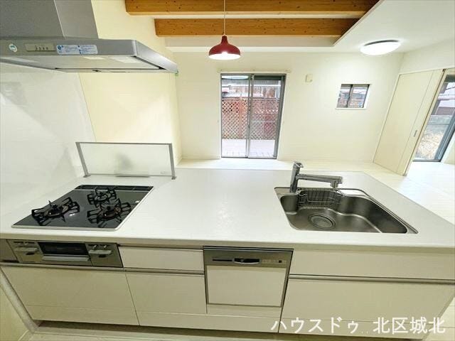 3口コンロ完備なので同時に調理できますね。グリルもあり焼き物調理も捗ります。奥様が喜ぶ食器洗い乾燥機付♪