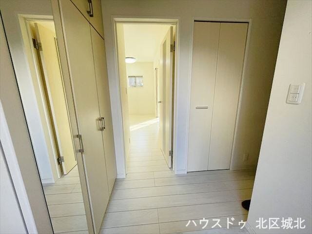 玄関近くに便利な収納スペースを設置。日用品や外出用品の整理に重宝します。