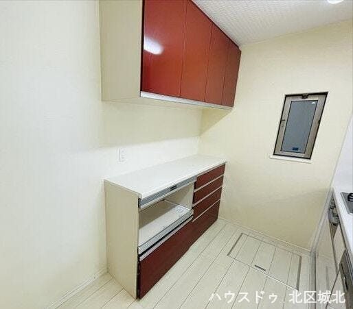 キッチン背面収納付き。家電や食器をすっきりまとめられ、作業スペースも広々確保できます。