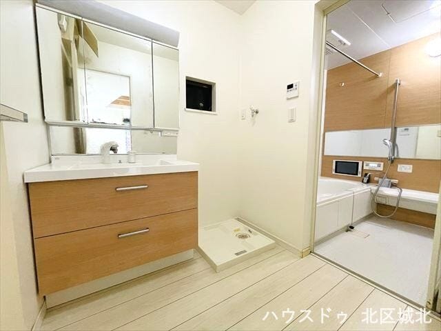 3面鏡の裏側や洗面台下など収納スペースが豊富な洗面台になっています。