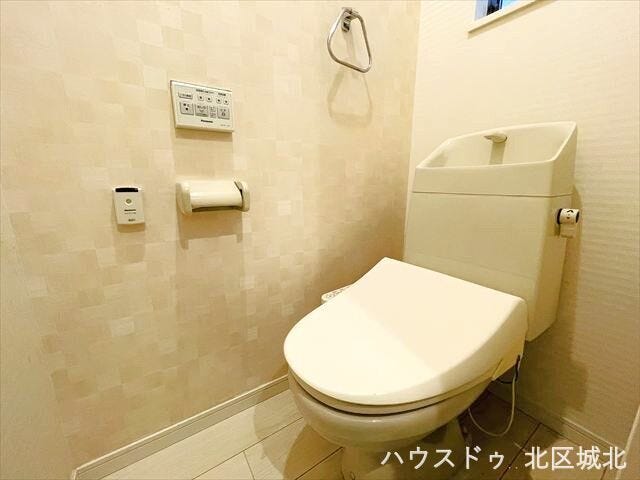 清潔感のある温水洗浄便座付きトイレ。壁付リモコンで操作もスムーズです。