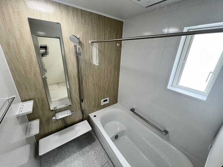 浴室に窓があるので自然換気ができます♪