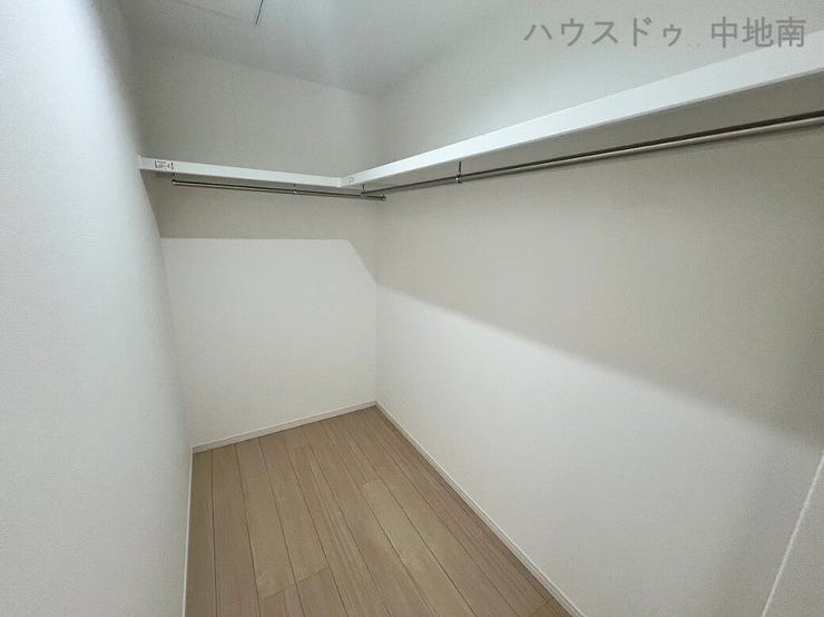 家族の衣類もスッキリ収納できるウォークインクローゼット♪