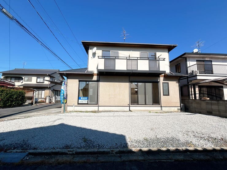 南向きのお庭です。
駐車場なら2~3台は駐車可能です。陽当たりも良いのでガーデニングやお子さまの遊び場としても。広い敷地で使い道も広がります。