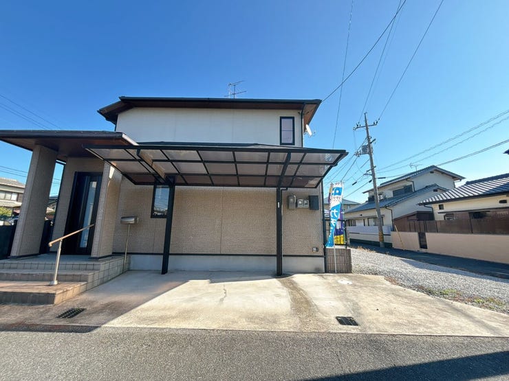 玄関前にはカーポートがあるので、買い物帰りにも雨に濡れずに室内に入ることが出来ます。
玄関には手すりも付いているので高齢者や小さなお子さまの安心です。