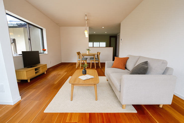 【リビング】
床材が木目調で、家具家電も合わせやすく家具選びも楽しくなりそうですね♪
※画像の家具等はイメージです