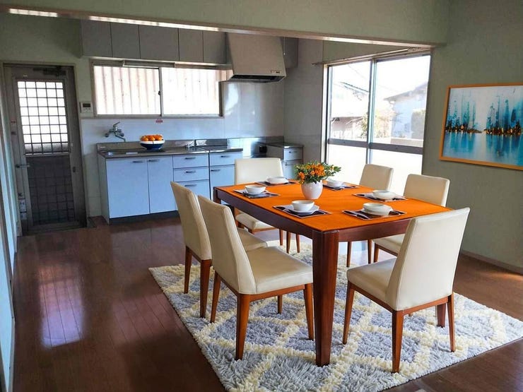 掲載されている家具は、一部または全てが画像編集ソフトウェア等を用いた合成処理によって付け加えられたものです。実際の現場や空間には存在しない場合があります。