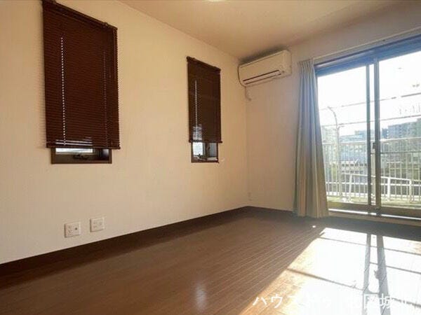 イメージ画像(実際の写真をもとに家具等をCGで除去したものになります)
窓が多く明るい洋室。バルコニーから心地よい光が差し込む空間です。