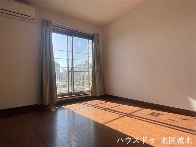 イメージ画像(実際の写真をもとに家具等をCGで除去したものになります)
大きな窓から光が差し込む明るい洋室。開放感があり心地よく過ごせます。