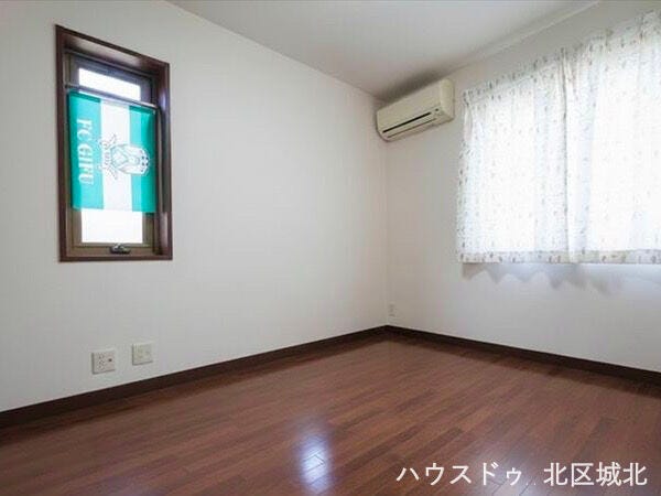 イメージ画像(実際の写真をもとに家具等をCGで除去したものになります)
落ち着いた雰囲気の洋室。やさしい光が入り、居心地の良い空間です。