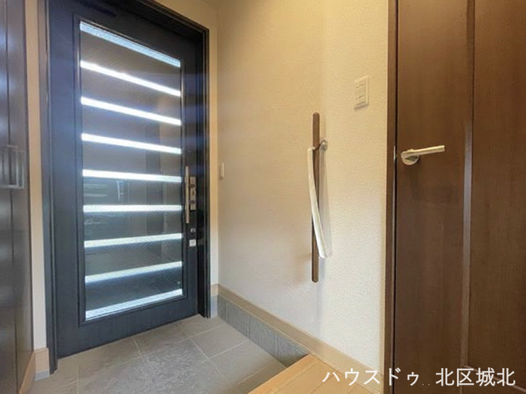 イメージ画像(実際の写真をもとに家具等をCGで除去したものになります)
スリット採光が心地よい、明るく清潔感のある玄関スペースです。