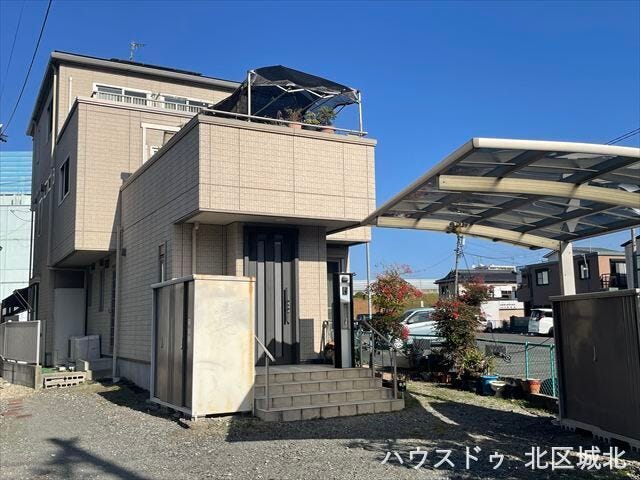 南側からの開放的な外観。明るく暮らしやすい住環境が広がります。