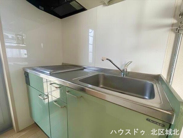 イメージ画像(実際の写真をもとに家具等をCGで除去したものになります)
IHコンロ搭載の清潔なキッチン。お手入れしやすく毎日の料理が快適です。