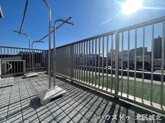 日差しがたっぷり入る明るいバルコニー。毎日の洗濯が快適です。