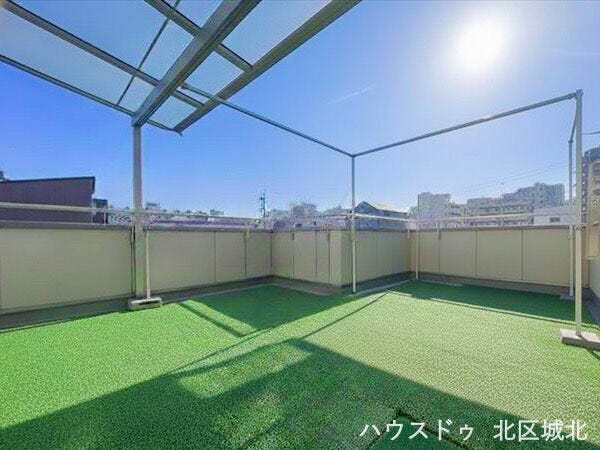 イメージ画像(実際の写真をもとに家具等をCGで除去したものになります)
広さが魅力のバルコニー。ガーデニングやお子様の外遊びにも活躍します。