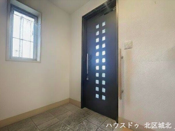 イメージ画像(実際の写真をもとに家具等をCGで除去したものになります)
手すり付きで昇降しやすい安心の玄関。ご家族の出入りもスムーズです。