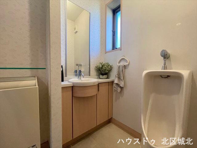 洗面台と男性用便器を併設した、便利で使いやすいサニタリー空間です。