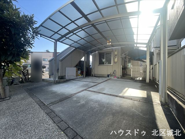 屋根付きカーポートで雨の日の乗り降りも快適な駐車スペースです。