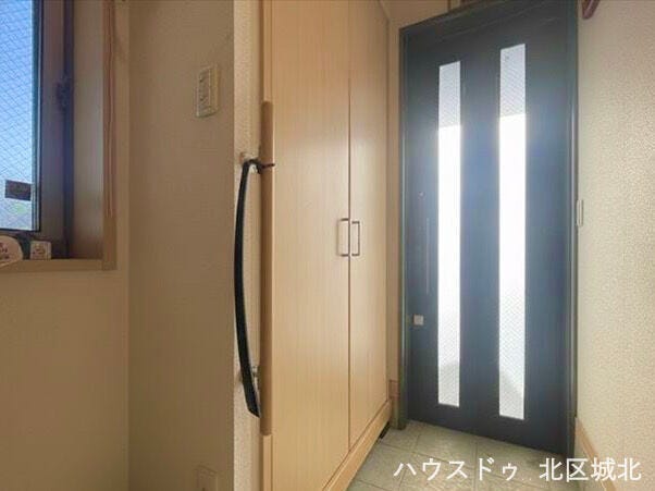 イメージ画像(実際の写真をもとに家具等をCGで除去したものになります)
明るい玄関スペース。大容量の収納を備え、スッキリ片付く空間です。