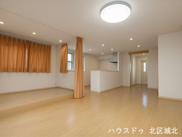 イメージ画像(実際の写真をもとに家具等をCGで除去したものになります)
明るく開放的な広々リビング。小上がり付きで家族のくつろぎスペースにも最適です。